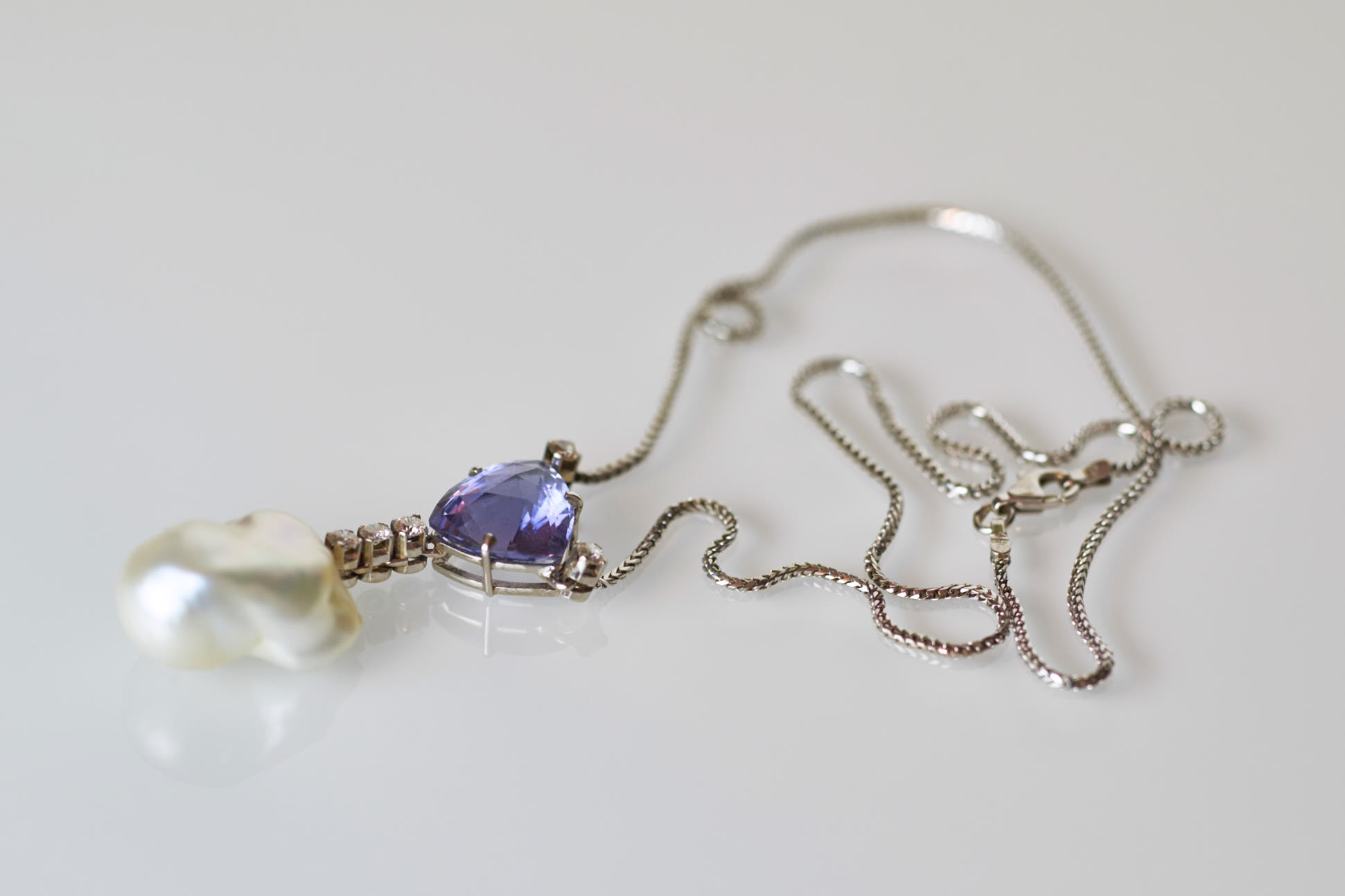White gold pendant with iolite, diamonds and Australian pearl